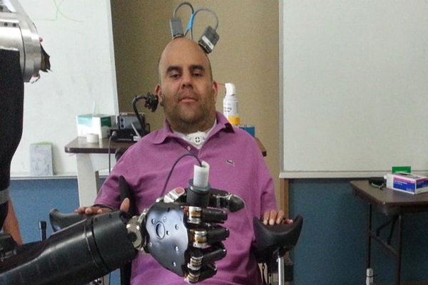 Un hombre con parálisis logra mover un brazo robótico solo con sus pensamientos